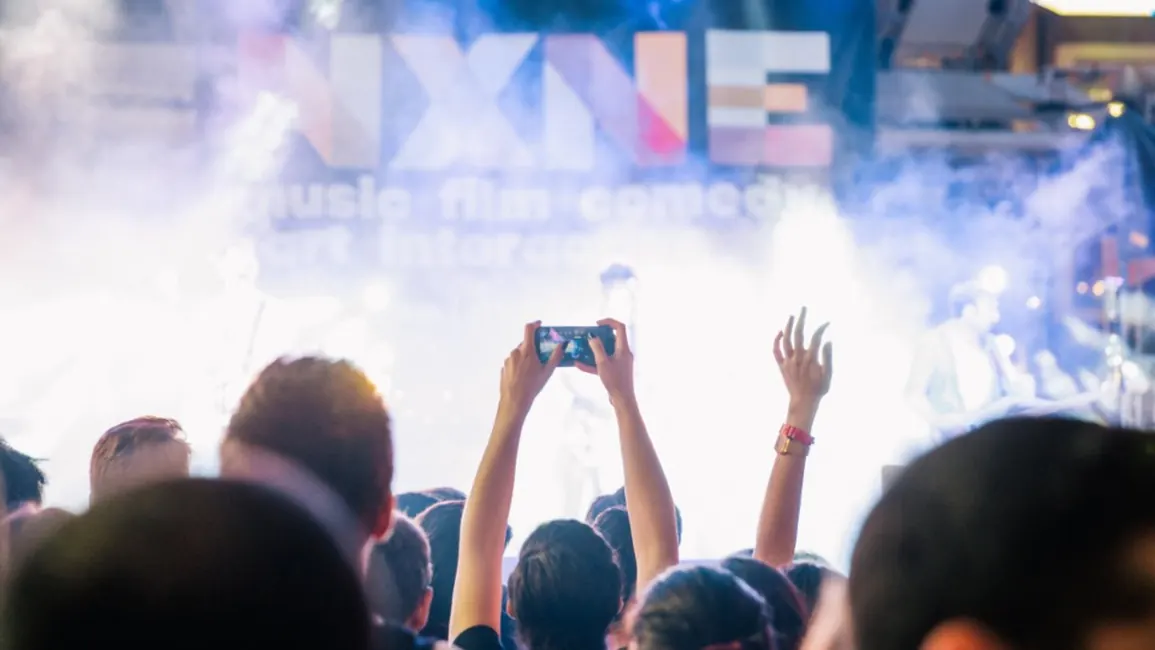 Amigos com celular em um show