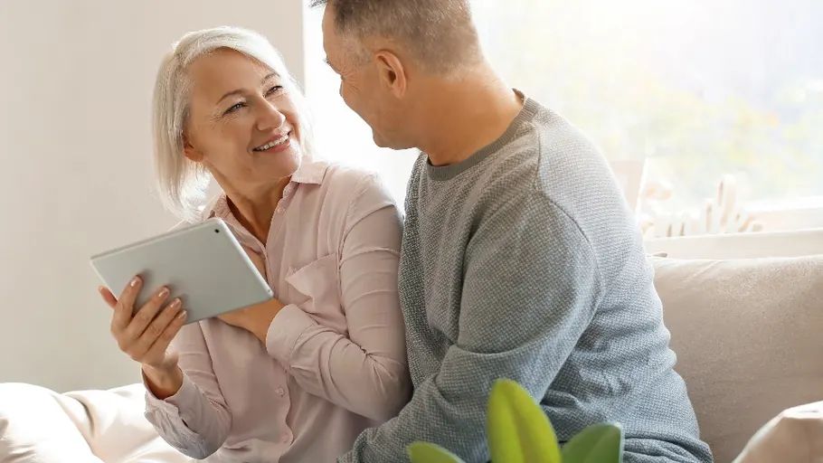 Casal com tablet na sala