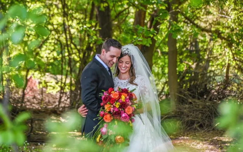 Casal sorrindo em destaque