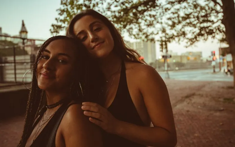 Casal sorrindo na cidade
