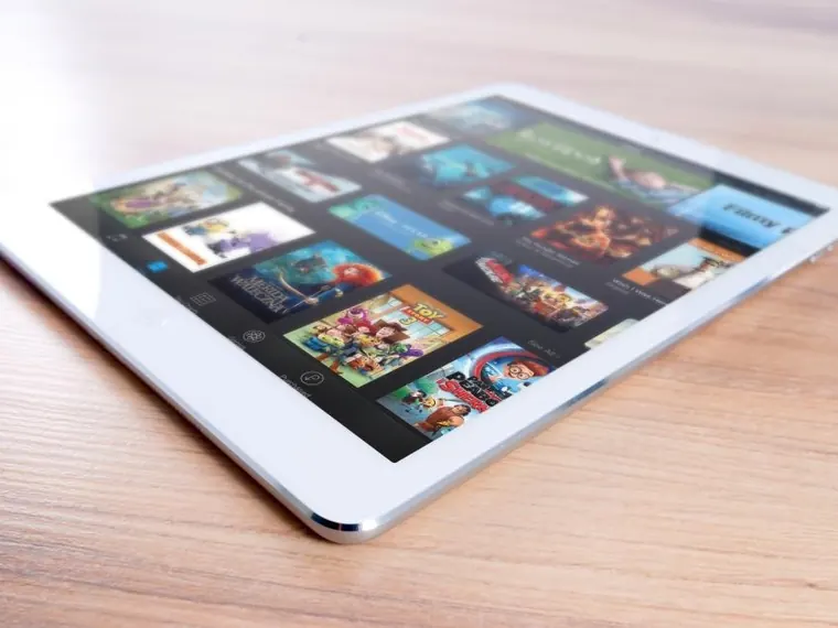 Celular e tablet no escritório