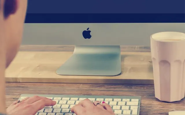Computador no escritório
