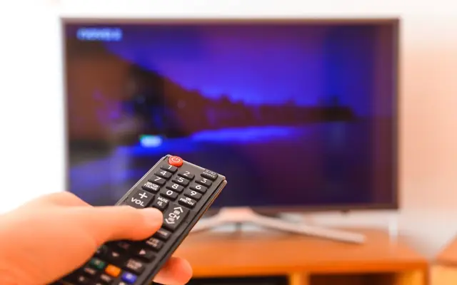 Controle remoto apontado para a televisão