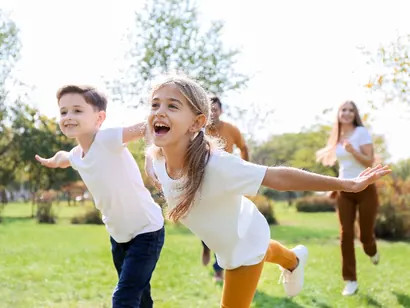 Família correndo no parque