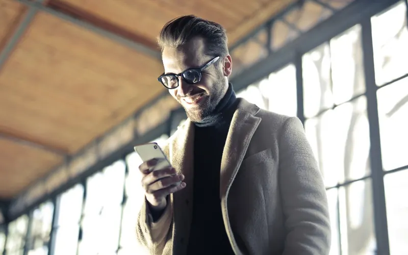 Homem com celular