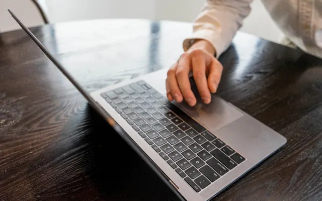 Homem com notebook e computador no escritório