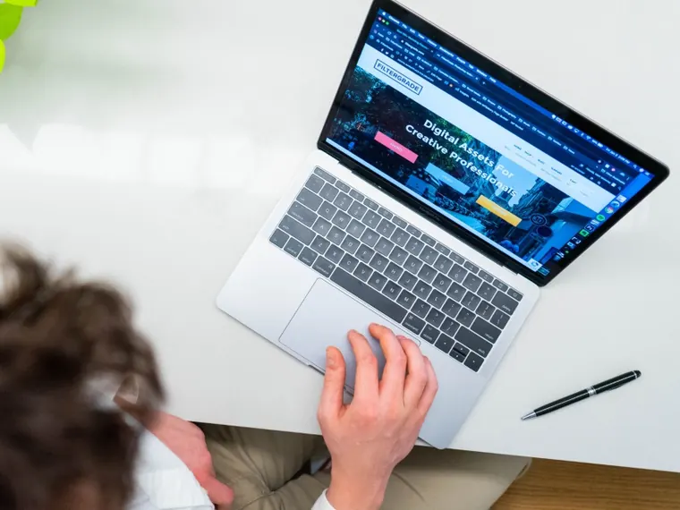Homem com notebook e computador no escritório