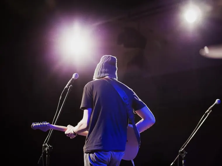 Homem em um show