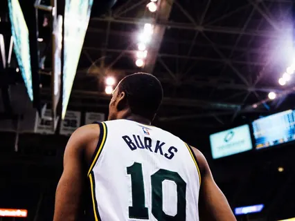 Homem jogando basquete