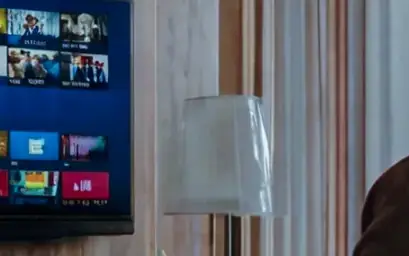 Interface de streaming em televisão de parede