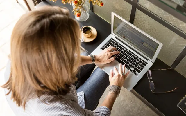 Mulher com notebook no escritório