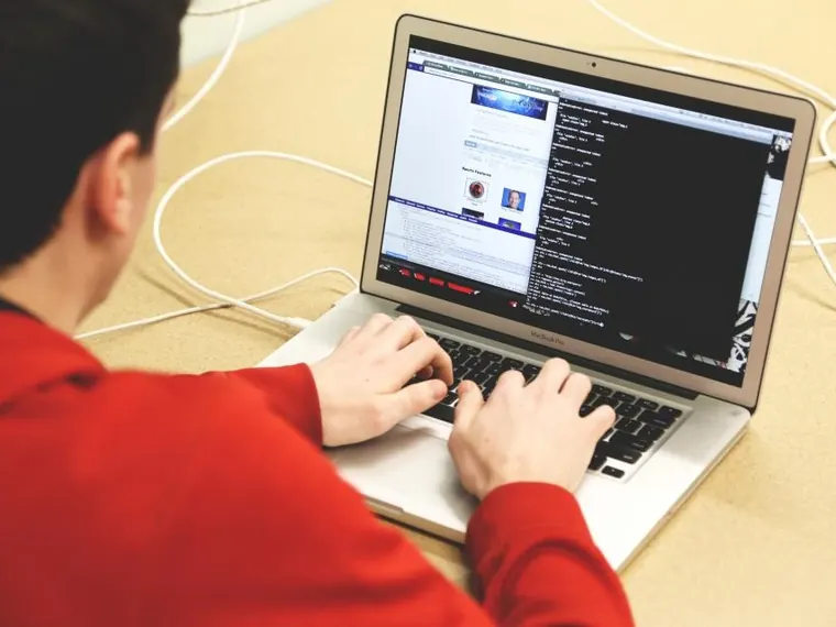 Notebook e computador no escritório