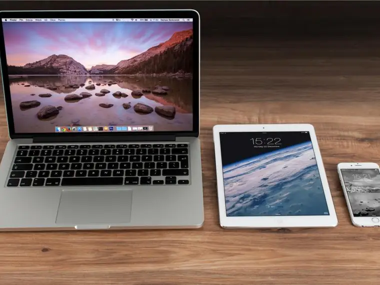 Notebook, tablet e celular lado a lado