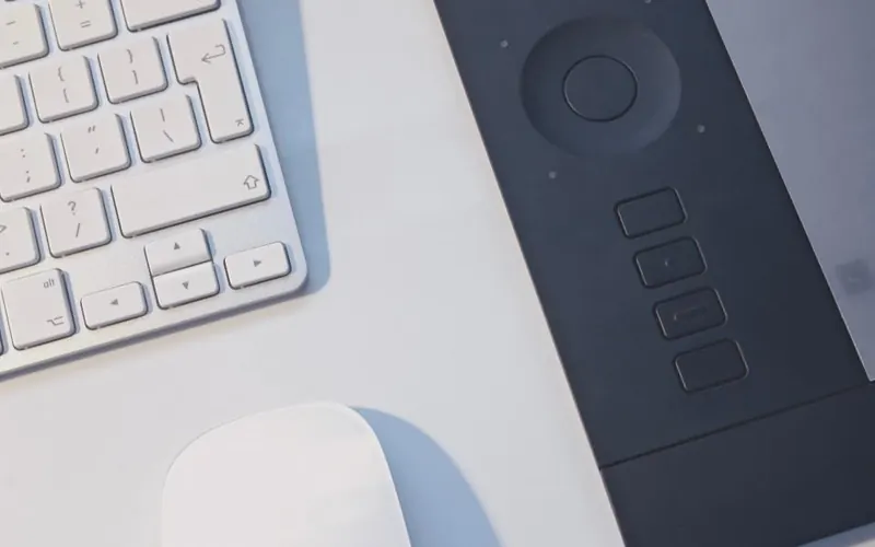 Tablet e computador no escritório