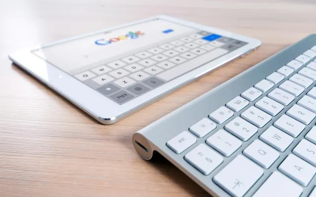 Tablet e teclado no escritório