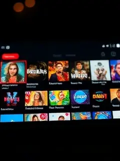 Tablet exibindo plataforma de streaming