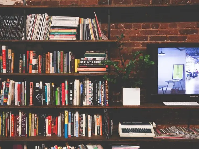 Televisão e computador no escritório