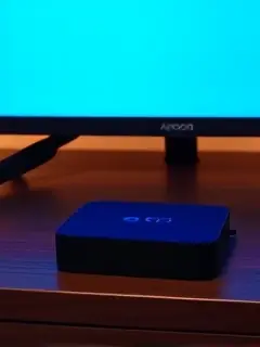 TV Box ligada embaixo da televisão